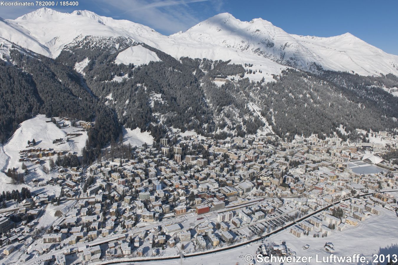 Davos-Platz mit Eisstadion. Hinten: Standseilbahn zur Schatzalp (1861 m.ü.M.)
